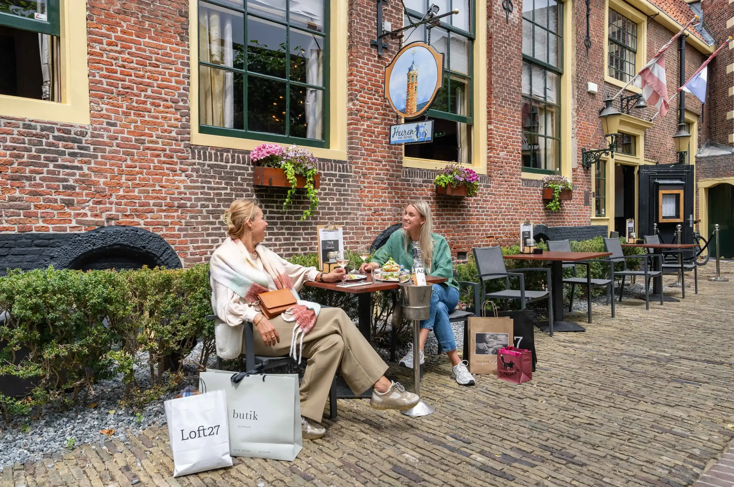 moeder en dochter zitten bij de heeren van sonoy restaurant